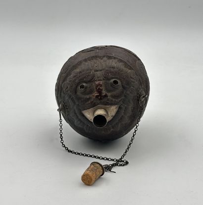 ANGLETERRE XIXe. POIRE à poudre en noix de...