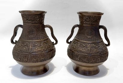 CHINE. Paire de VASES HU en bronze à patine...