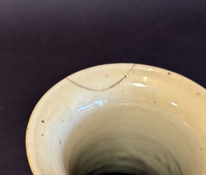 CHINE. Paire de VASES en porcelaine émaillée...
