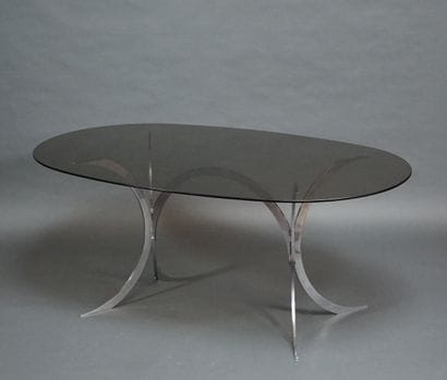 TABLE et six CHAISES en métal chromé et verre...