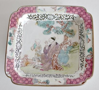 CHINE - Début XXe siècle Petit plat carré...