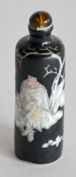 TABATIERE cylindrique en porcelaine à décor...