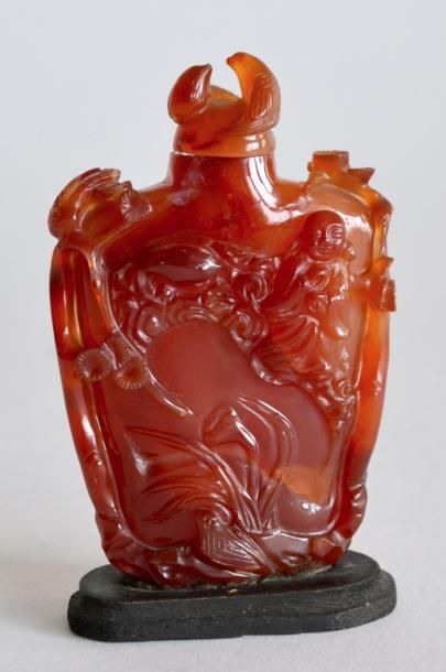 TABATIERE en agate à décor sculpté d'immortels...