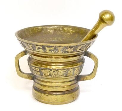 PILON et MORTIER en bronze à décor d'une...