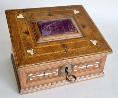 COFFRET de COUTURE en noyer incrusté d'os...