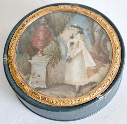 BOITE ronde en carton pressé noir, le couvercle...