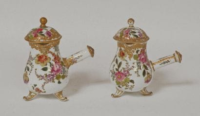 Deux VERSEUSES EGOISTES en porcelaine polychrome...