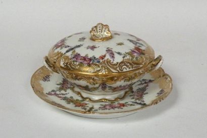 BOUILLON couvert en porcelaine polychrome...