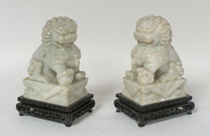 Paire de CHIENS de FÔ en jade. 12 x 9 x 15...