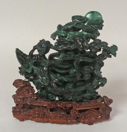Important GROUPE en malachite formant VASE...