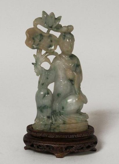 GUANYIN assise en jade, tenant un large rameau...