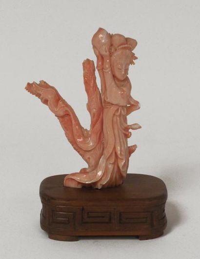 SUJET en corail peau de pêche sculpté figurant...