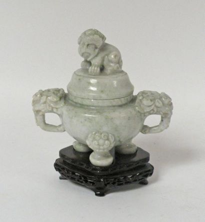 POT COUVERT en jade, la prise du couvercle...
