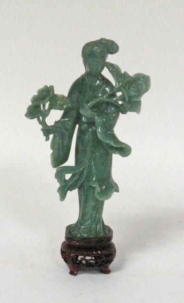 SUJET en serpentine figurant une femme tenant...