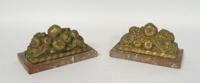 Deux PRESSE-PAPIERS en bronze figurant des...
