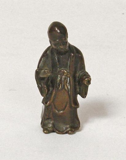SUJET en bronze figurant un sage. H. 7 c...