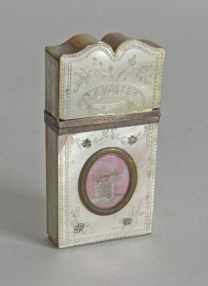 ETUI à CARTE en nacre et argent à décor gravé...