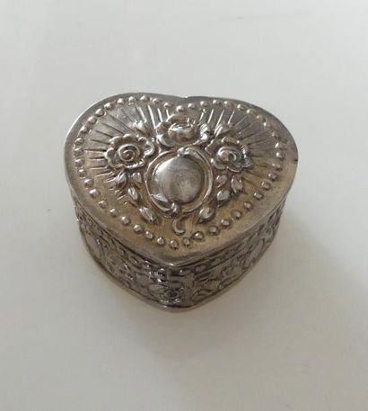 Petite BOITE coeur en argent poinçon charançon....
