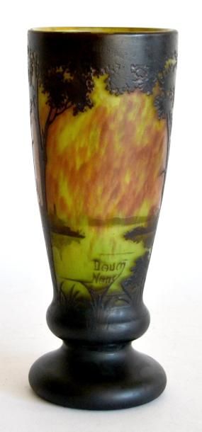 DAUM, Nancy. VASE en verre multicouche brun...