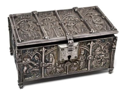 Petit COFFRET en métal argenté, l'intérieur...