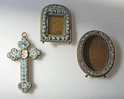 DEUX petits CADRES et une CROIX en microùosaique....