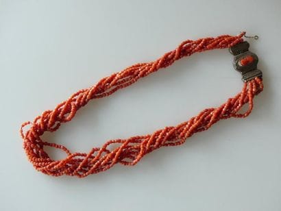 COLLIER multirangs de perles de corail, fermoir...