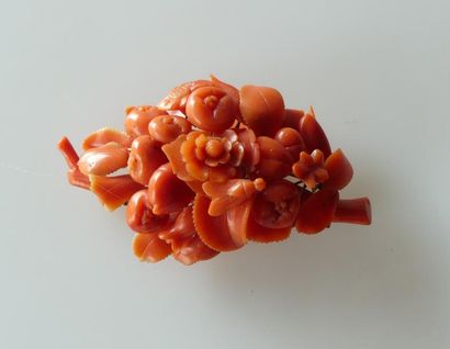 BROCHE en corail à décor de fleurs