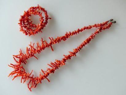 LOT EN CORAIL comprenant collier et brac...