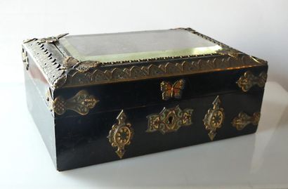 COFFRET à bijoux en bois noirci, le couvercle...