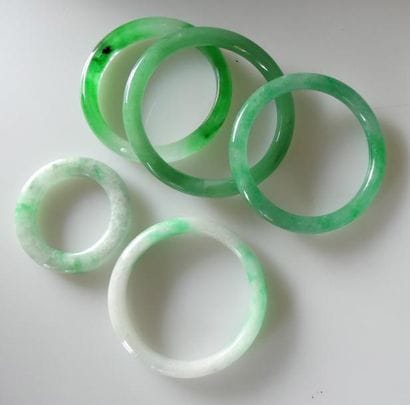 CINQ BRACELETS jonc en jade