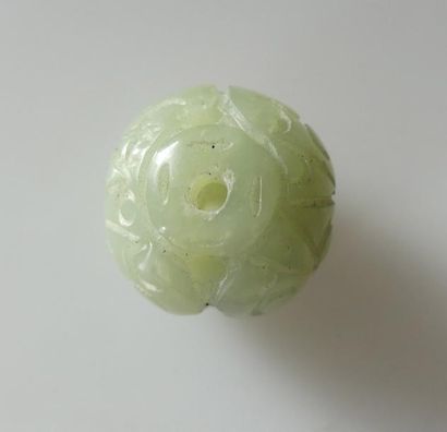 PENDENTIF boule en jade sculpté