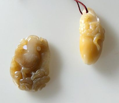 DEUX PENDENTIFS en ppierres dures, l'un figurant...
