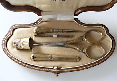 NECESSAIRE de COUTURE en vermeil contenant...