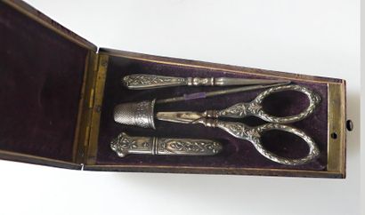 NECESSAIRE de couture en argent contenant...