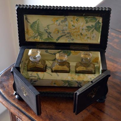 COFFRET à parfum en palissandre contenant...