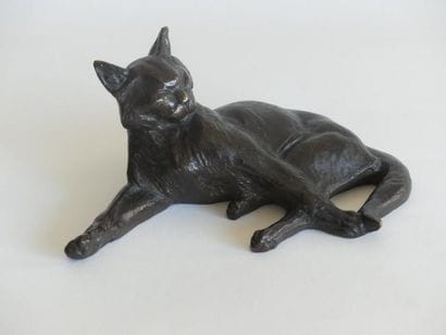 FRANCISQUE, XXe. Chat allongé. Bronze à patine...