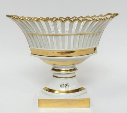 CORBEILLE ovale en porcelaine blanche et...
