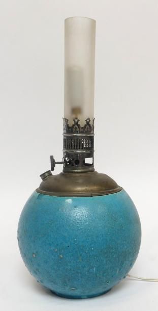 TITUS. LAMPE à pétrole, le pied globulaire...