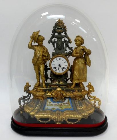 PENDULE en régule doré et à patine brune,...