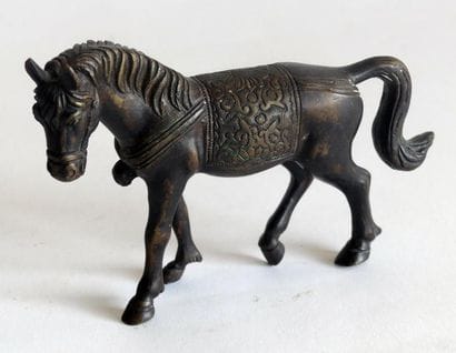 CHEVAL harnaché en bronze à patine brune....