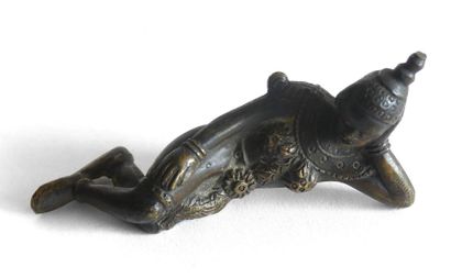 APSARA endormi. Bronze à patine brune. L....
