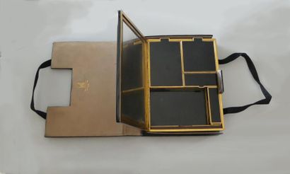 VAN CLEEF & ARPELS. MINAUDIERE en métal doré...