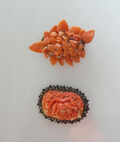 LOT de DEUX BROCHES en corail sculpté