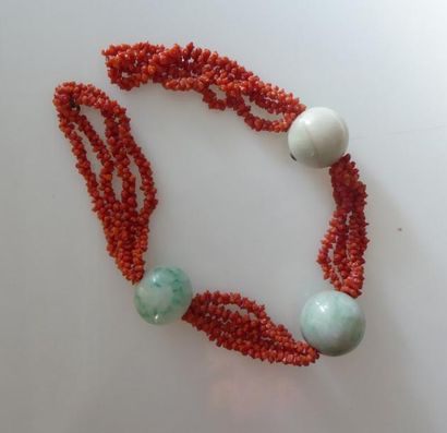 COLLIER de corail et boules de jadeite