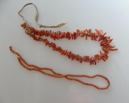 Lot de DEUX COLLIERS de corail