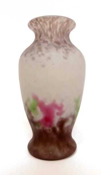 MULLER Frères à Luneville. VASE en verre...
