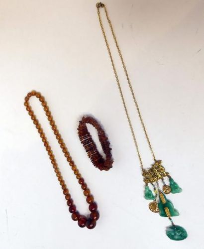 Lot de deux COLLIERS et un BRACELET fantaisie...