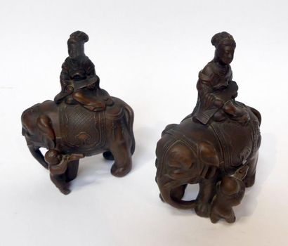 Deux SUJETS musicienne et éléphant en régule...