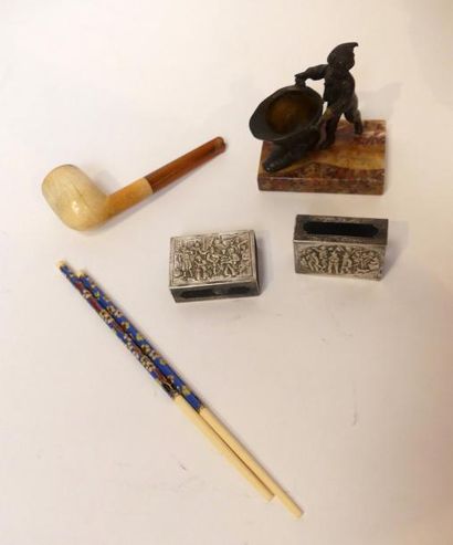 Lot dont PORTE-ALLUMETTES, PIPE, ETUI à BOÎTE...