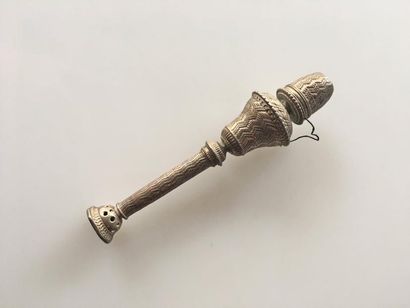NECESSAIRE de couture en argent guilloché,...